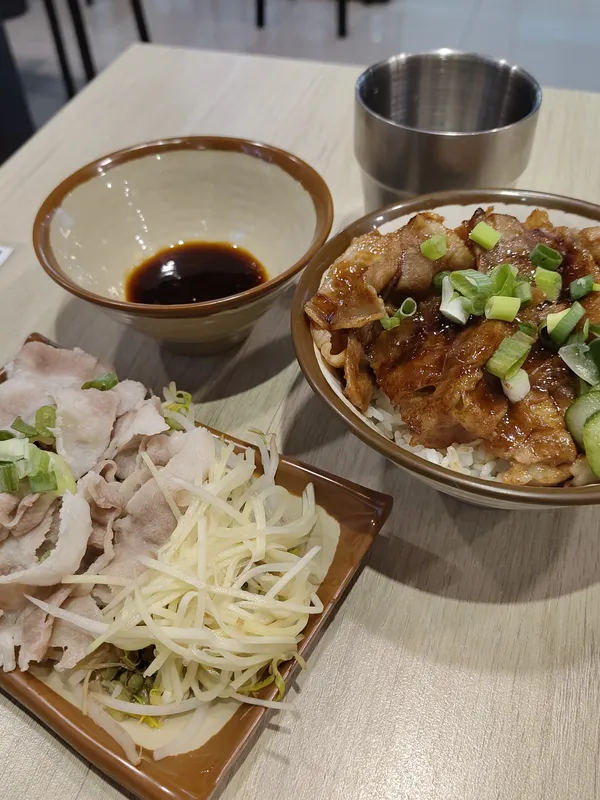 Luo rou fan with extra pork and bean sprouts.
