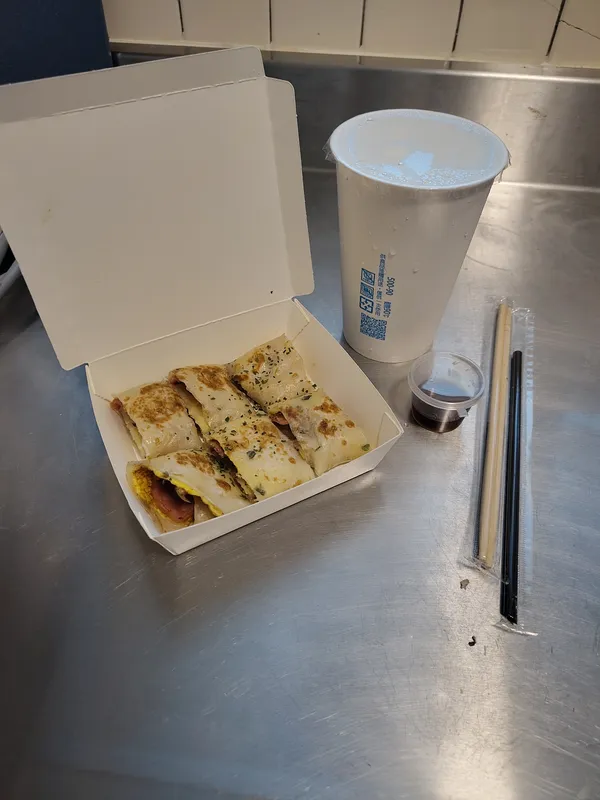 Danbing and soy milk.